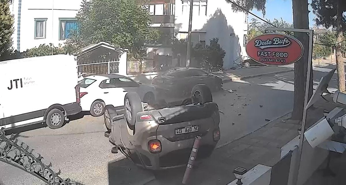 Büyükçekmece\'de Takla Atan Araç Sürücüsü Kurtarıldı