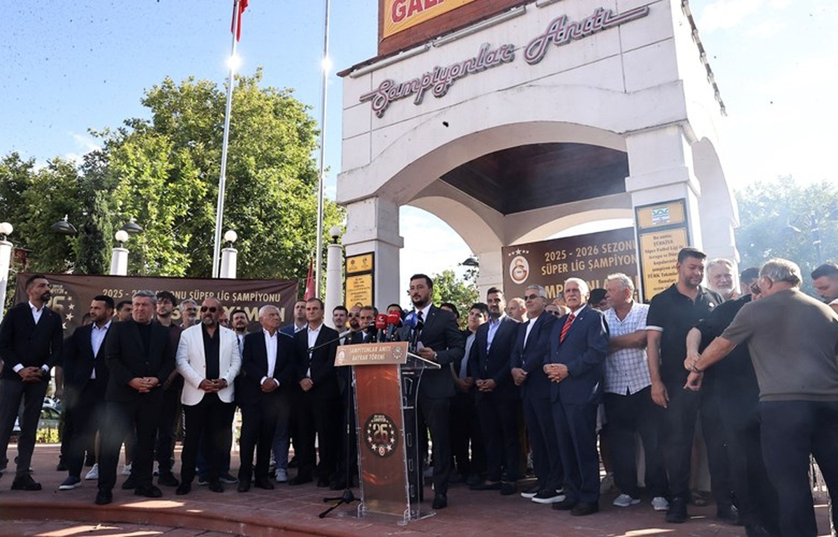 Büyükçekmece\'de Bayrak Çekme Töreni