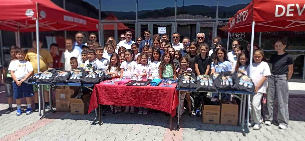 Devrek\'te öğrencilere havuz malzemeleri hediye edildi
