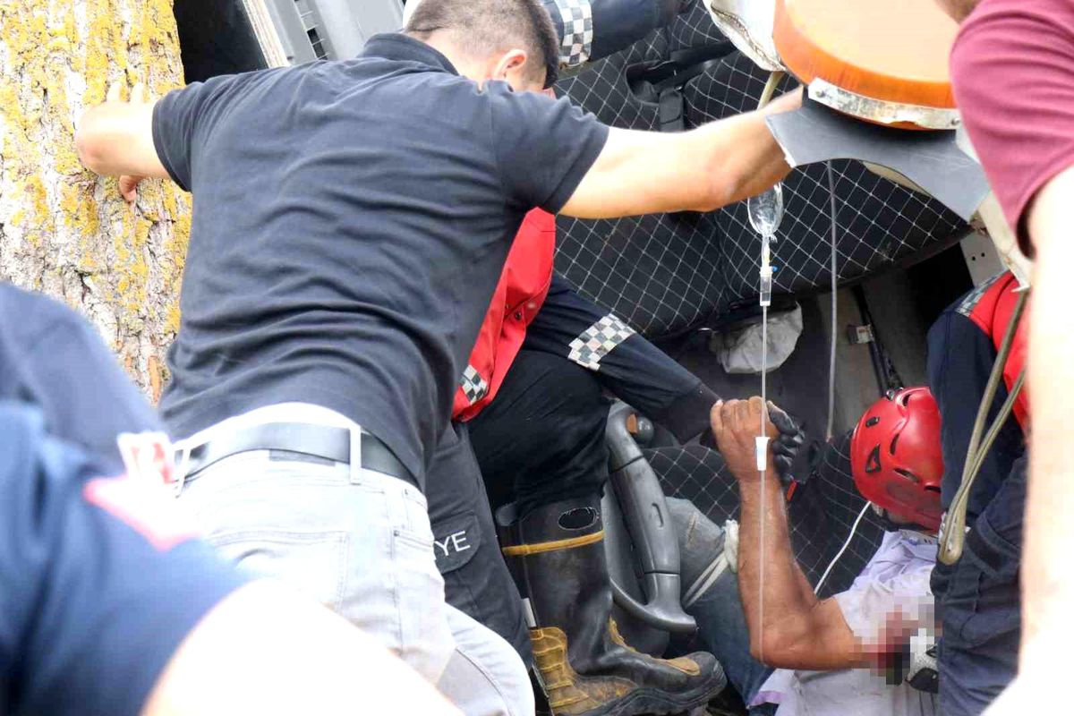 Forklift Yüklü Çekici Devrildi: Sürücü Kurtarıldı