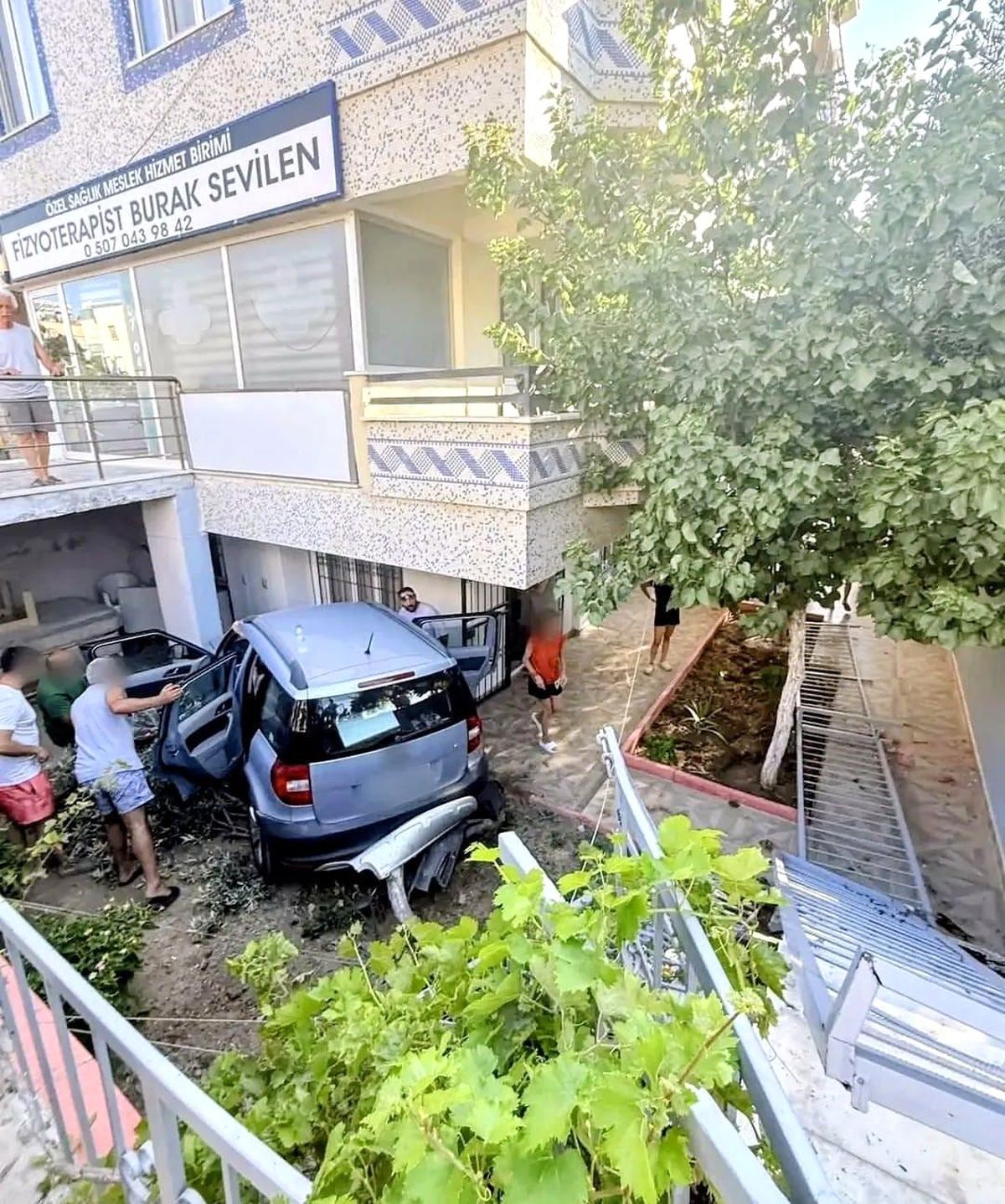 Didim\'de Araç Bahçeye Uçtu