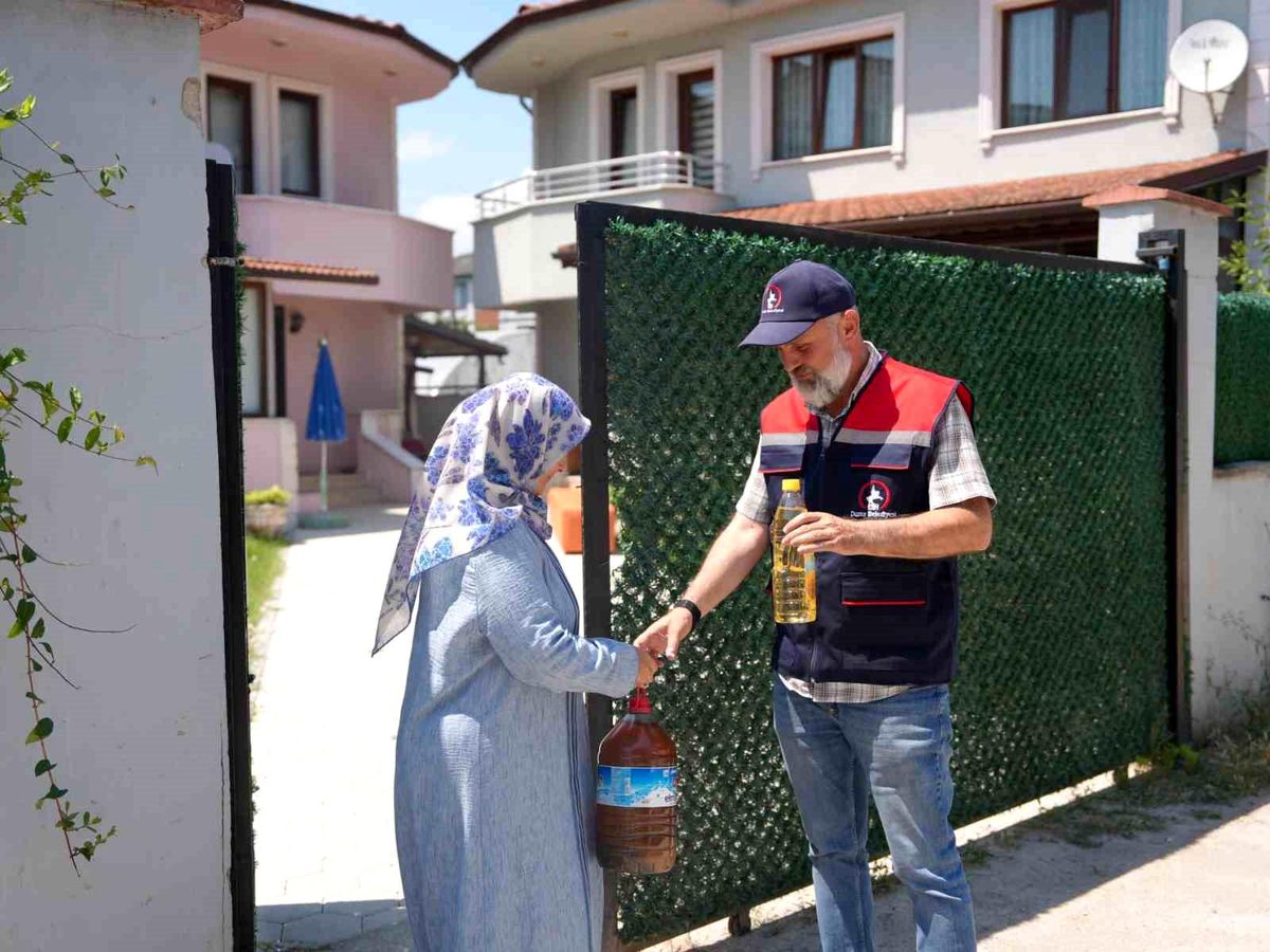 Düzce\'de atık yağ kampanyasına katılanlara sıvı yağ hediyesi