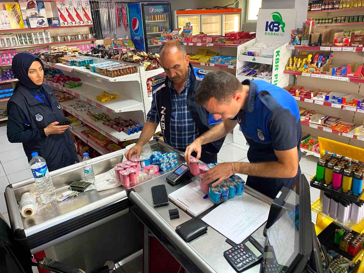 Erzincan\'da 372 markete eş zamanlı denetim: tarihi geçmiş ürünler imha edildi