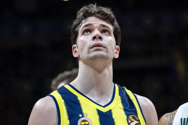 Fenerbahçe, milli basketbolcu Tarık Biberovic'e veda etti