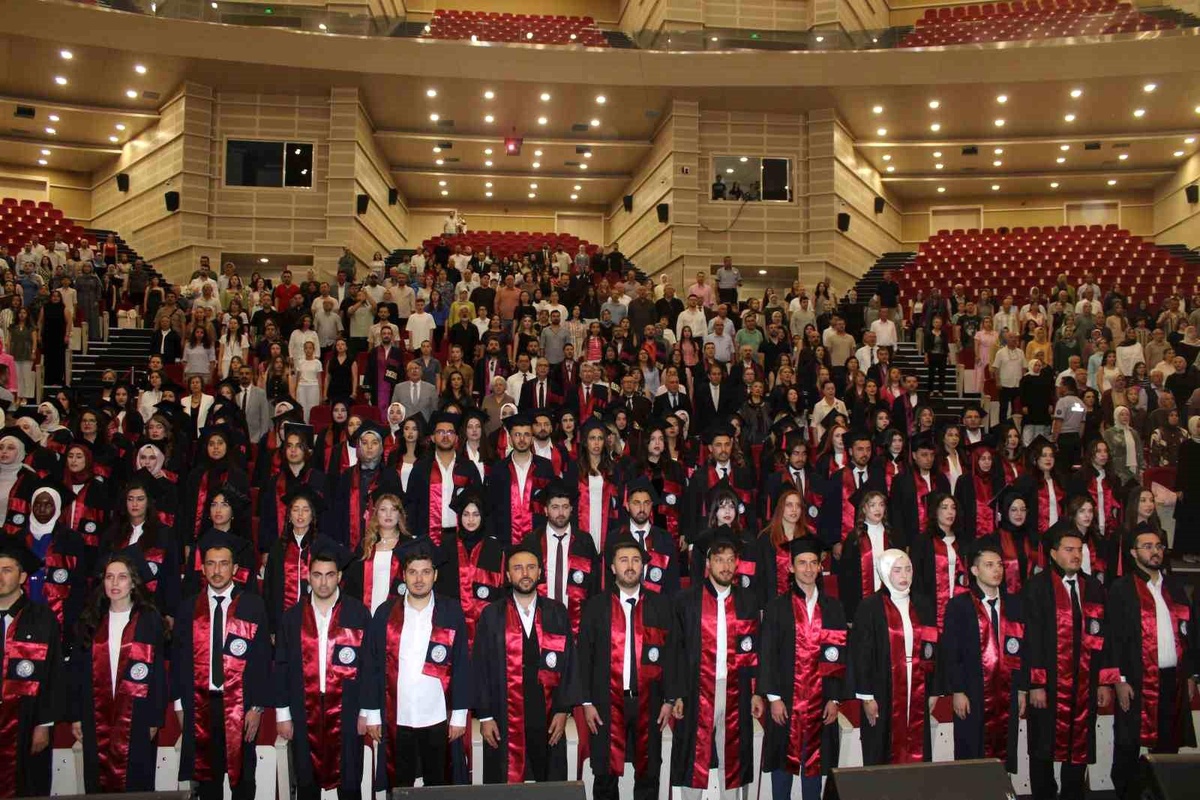 ERÜ Eczacılık Fakültesi\'nde Mezuniyet Sevinci