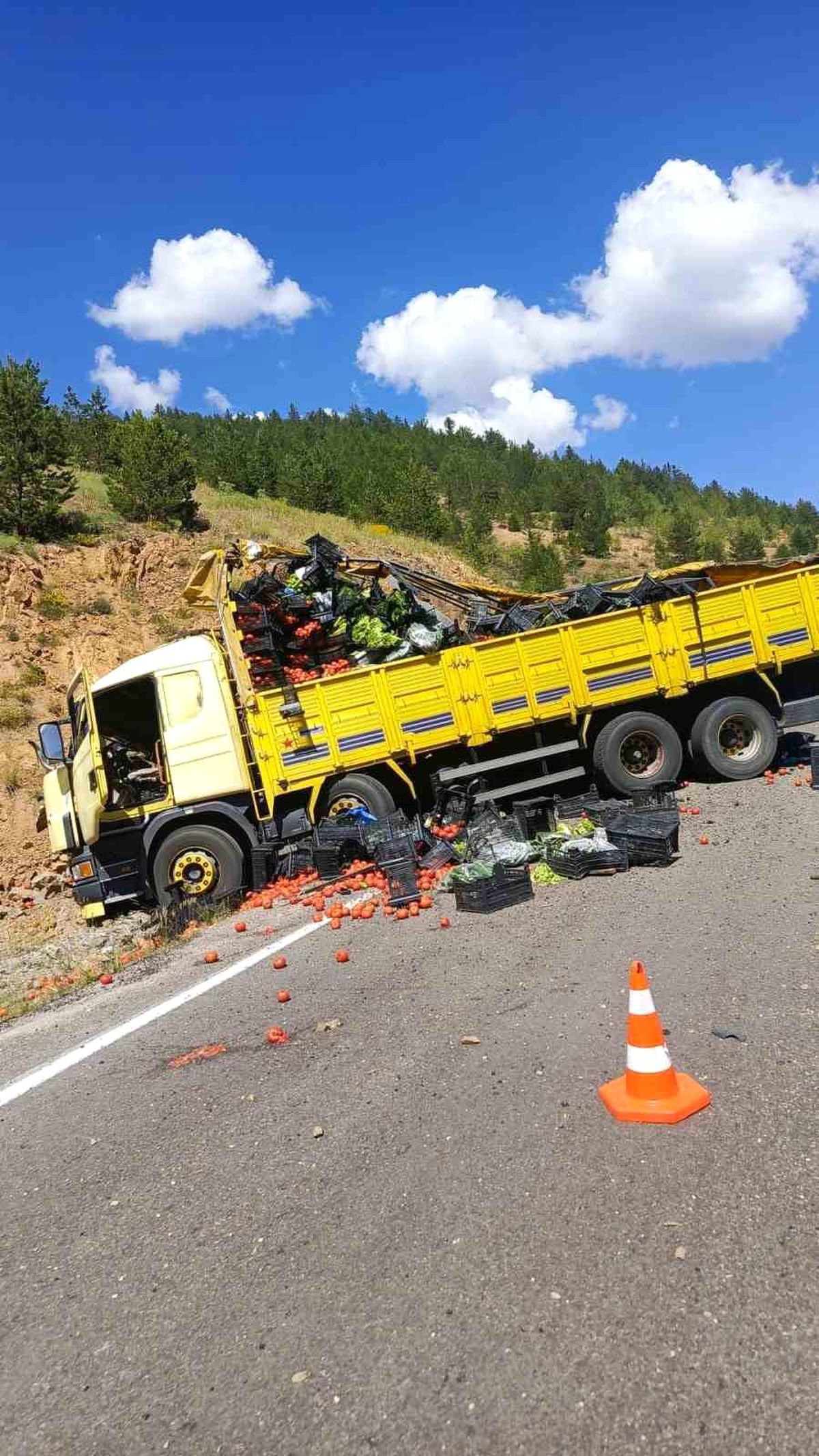 Gümüşhane\'de Kamyon Otomobile Çarptı: 4 Yaralı