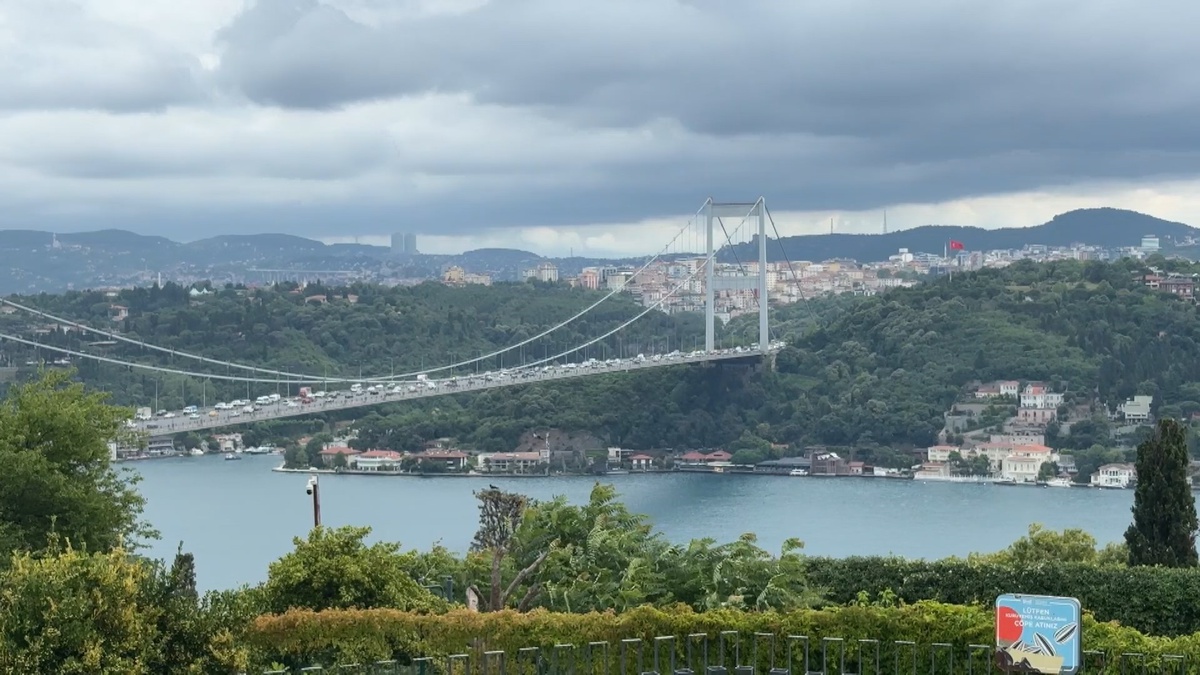 İstanbul\'da Hava Kara Bulutlarla Kaplandı