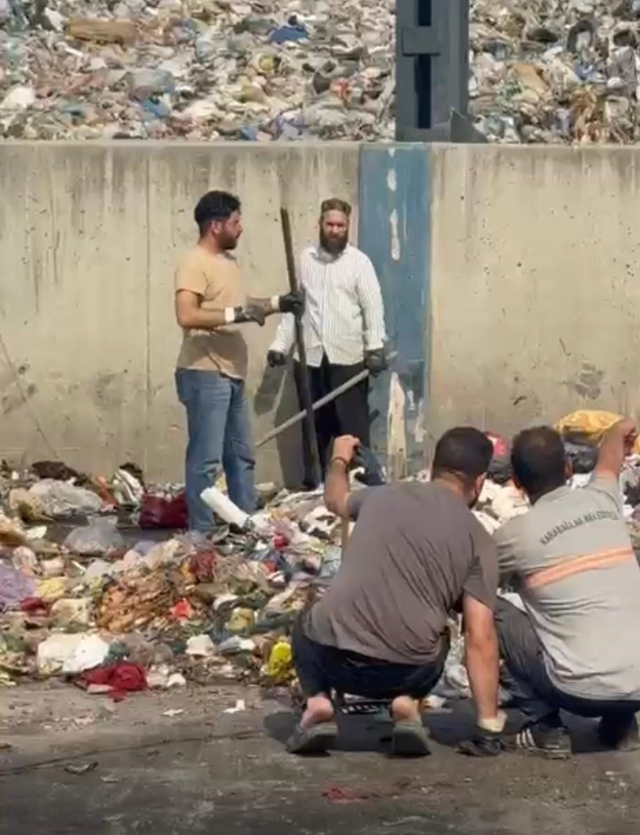 İzmirli kuyumcu eşinin çöp sanıp attığı 400 bin lirayı konteynerde buldu