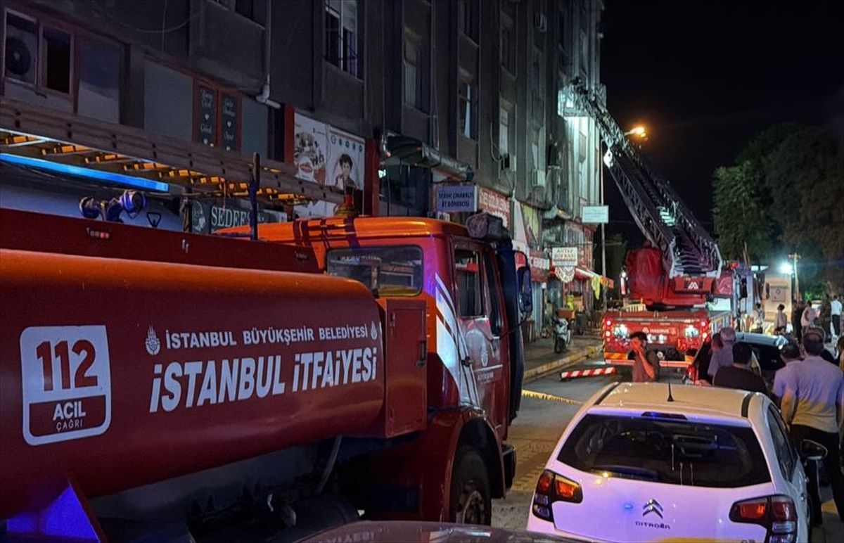 Küçükçekmece\'de İş Merkezinde Yangın