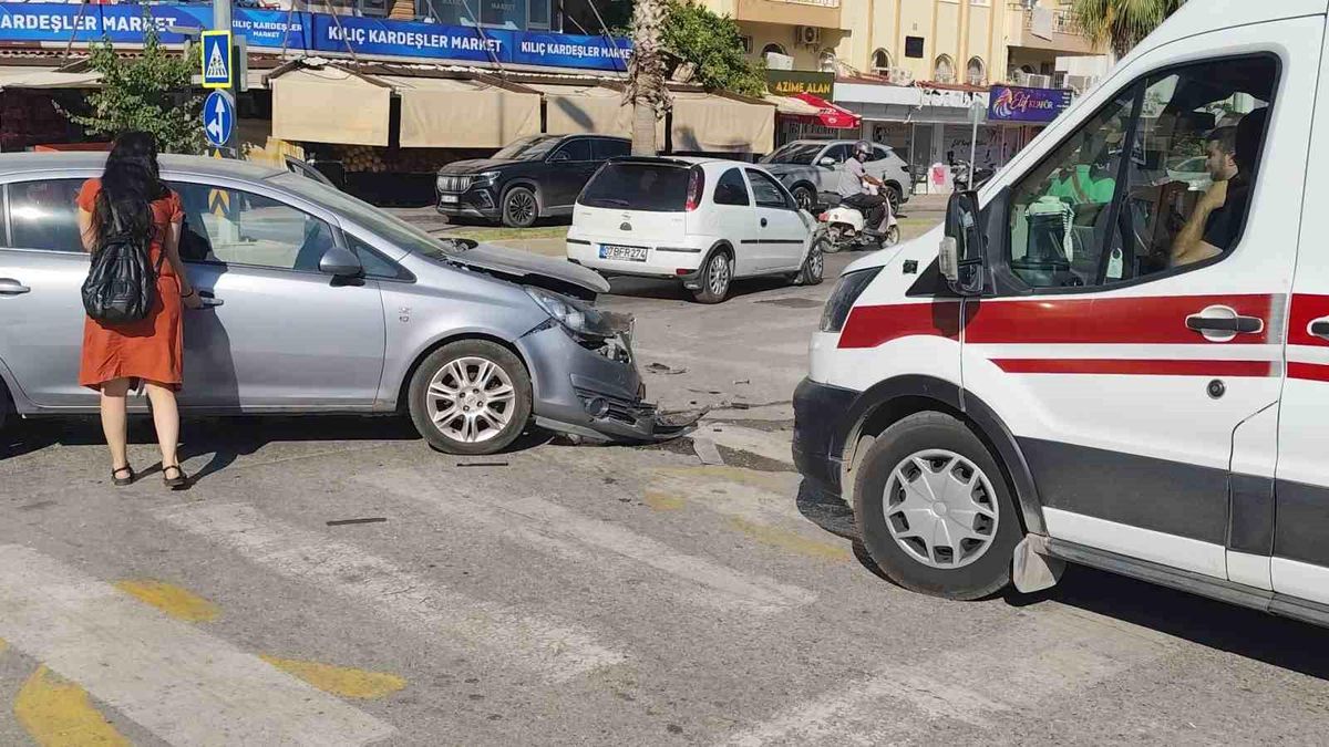Manavgat\'ta İki Otomobil Çarpıştı: Sürücüler Yaralı
