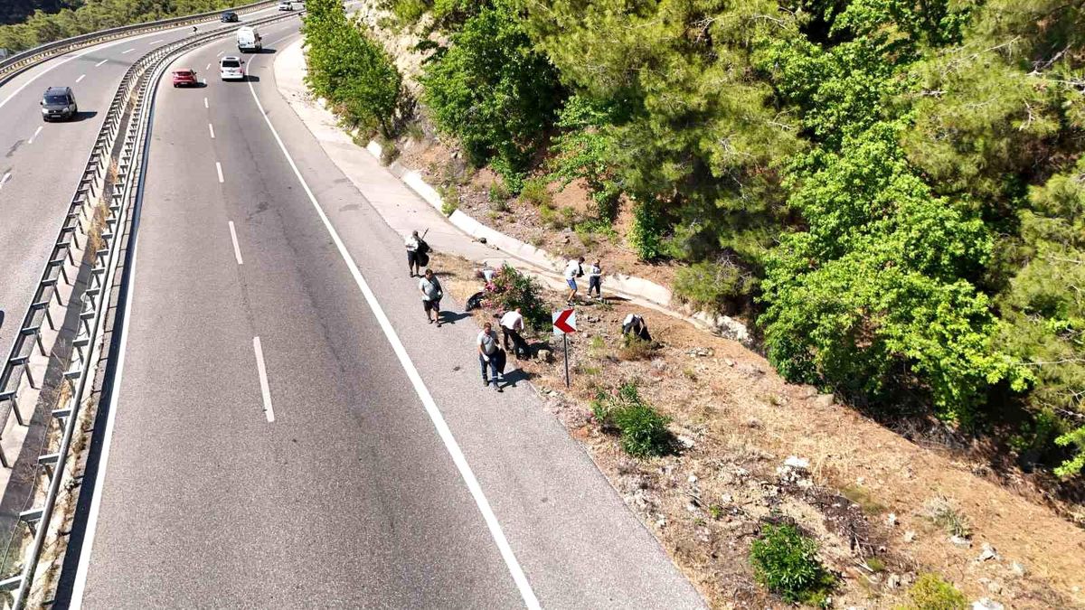 Marmaris Seyir Tepesi\'nde çöp mesaisi