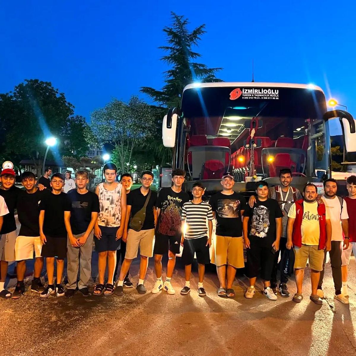 Gençler Mersin\'e Kamp İçin Yolculukta