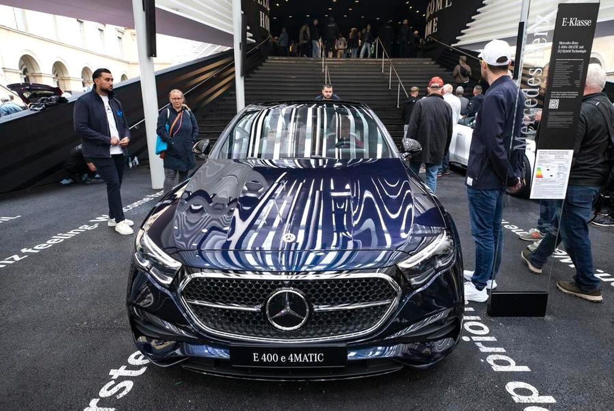 Mercedes-Benz\'in EV Satışları Artarken Binek Araçlar Düştü