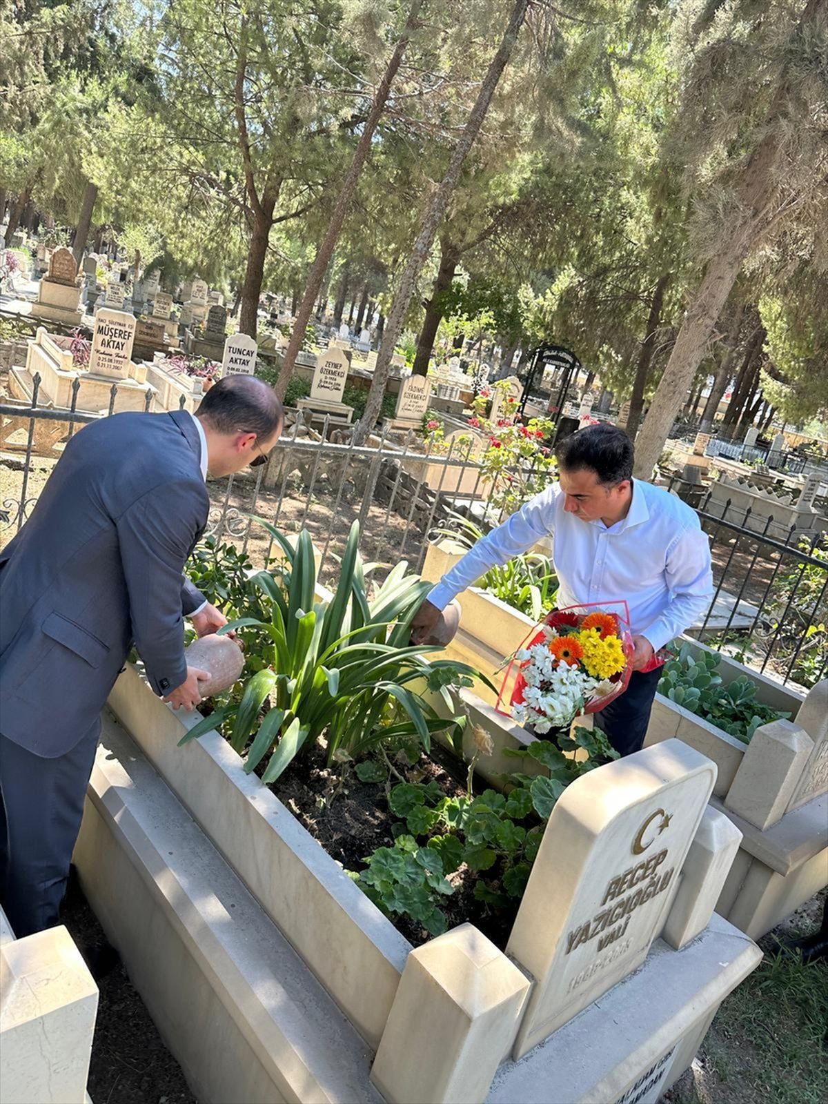 Eski Başsavcı Mustafa Alper mezarı başında anıldı