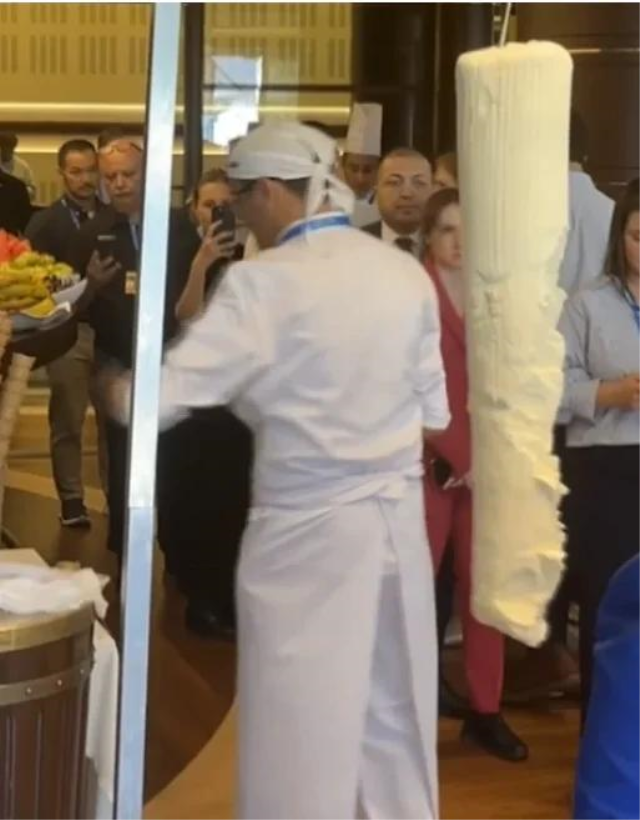 NATO Zirvesi'nde basın mensuplarına Maraş dondurması ikram edildi