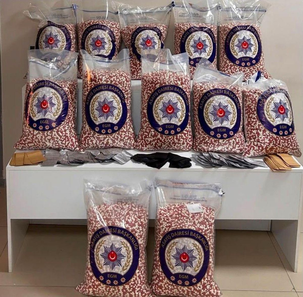 İzmir\'de Uyuşturucu Operasyonu: 280 Bin Hap Ele Geçirildi