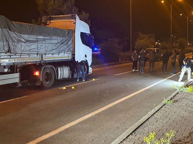 Polis Kaçarken TIR’a Çarpan Şüpheli Ağır Yaralandı