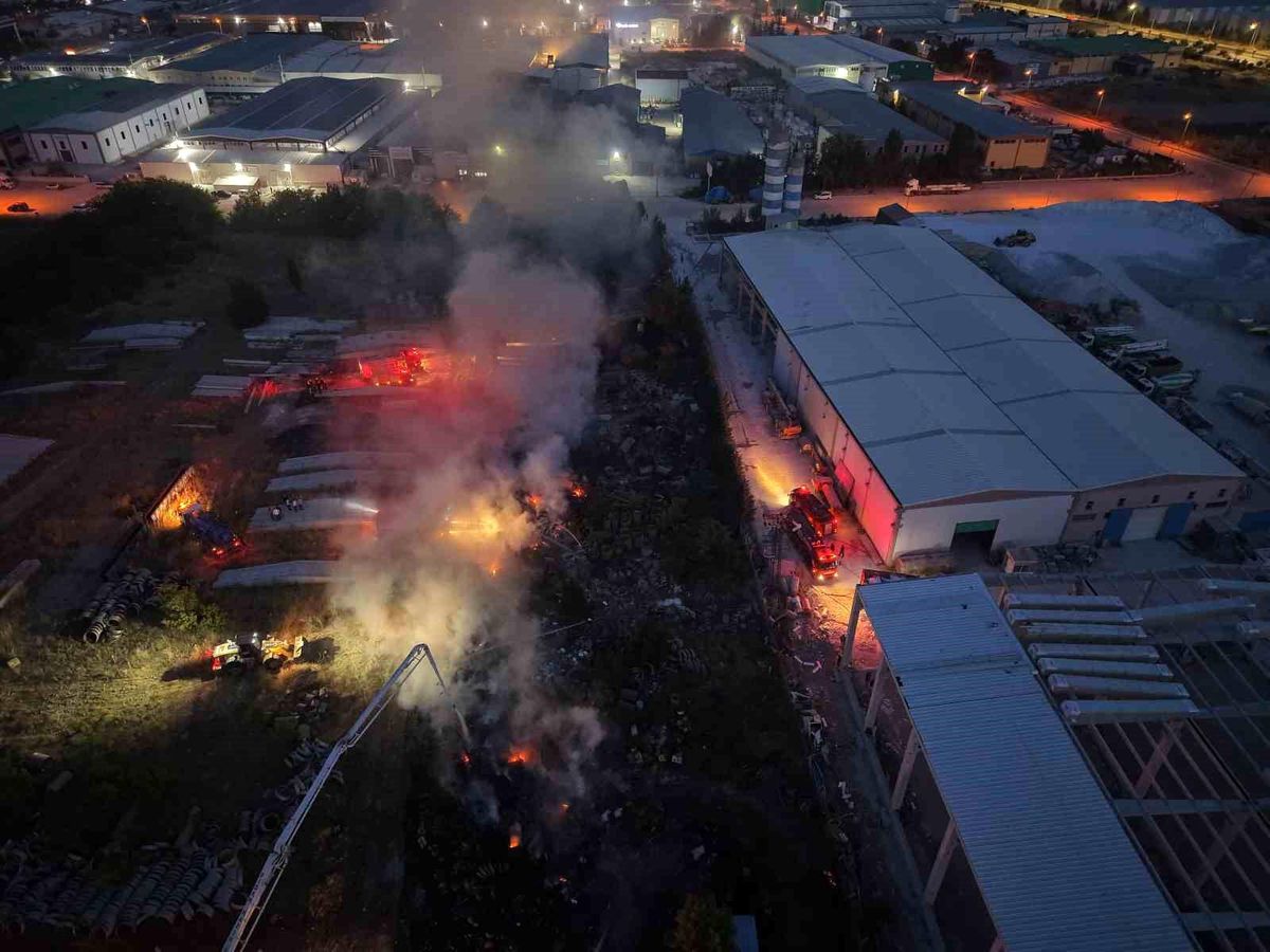 Afyonkarahisar\'da Fabrika Bahçesinde Yangın
