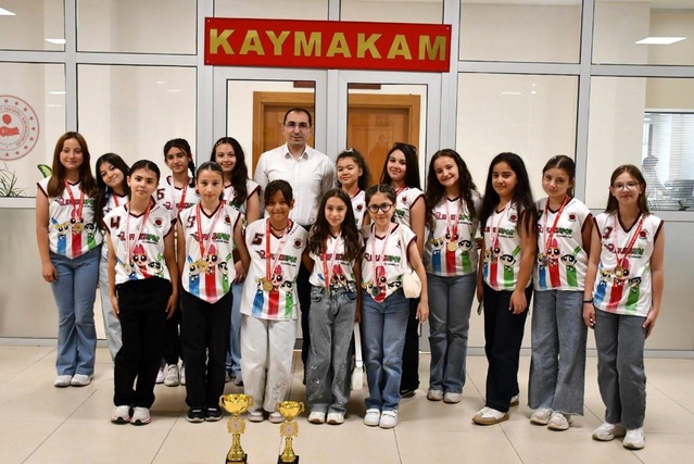 Tavşanlı Kız Voleybol Takımı Namağlup Şampiyon