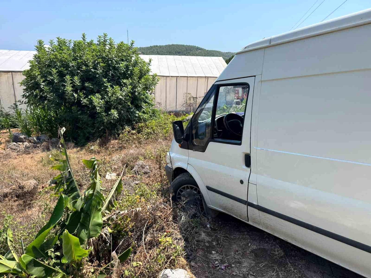 Ticari araç, çıkmaz sokağa girdi bahçeye düşmesine ramak kaldı
