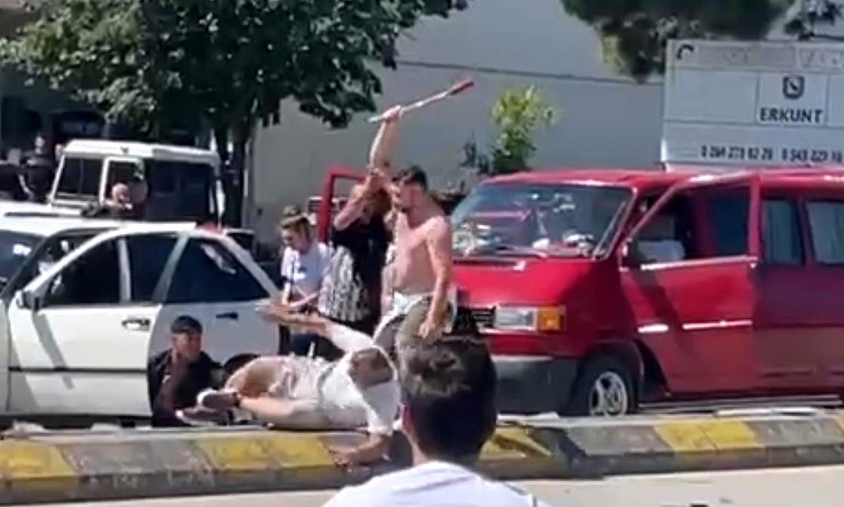 Sakarya\'da Trafik Kavgası: Sopalı ve Taşlı Saldırı
