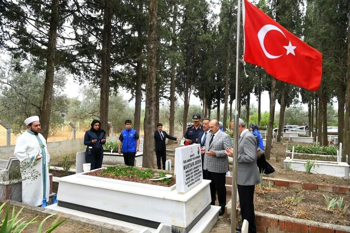 Vali Ustaoğlu\'ndan 15 Temmuz şehitlerine ziyaret