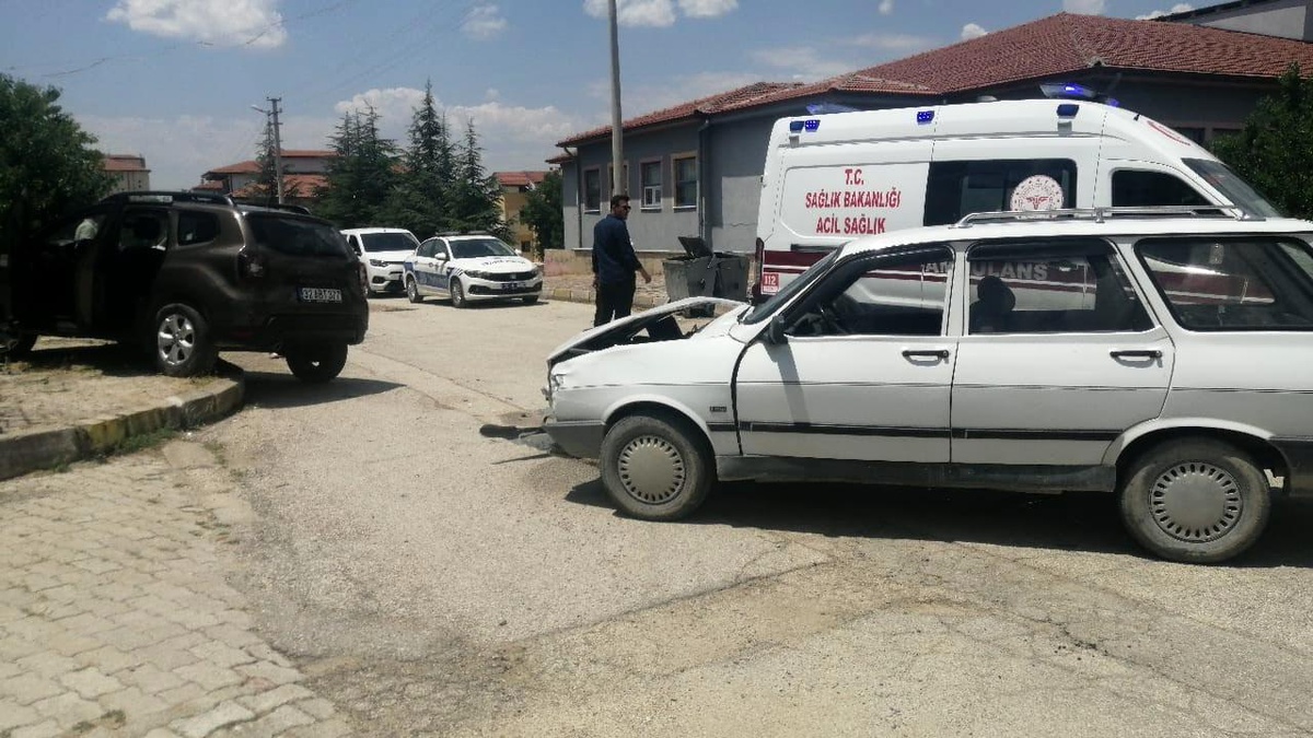 Yalvaç\'ta Trafik Kazası: 2 Yaralı