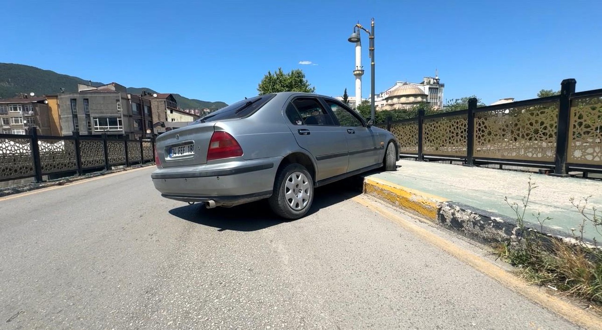 Karabük\'te Kaldırıma Çıkan Araç, Yaya Yaraladı