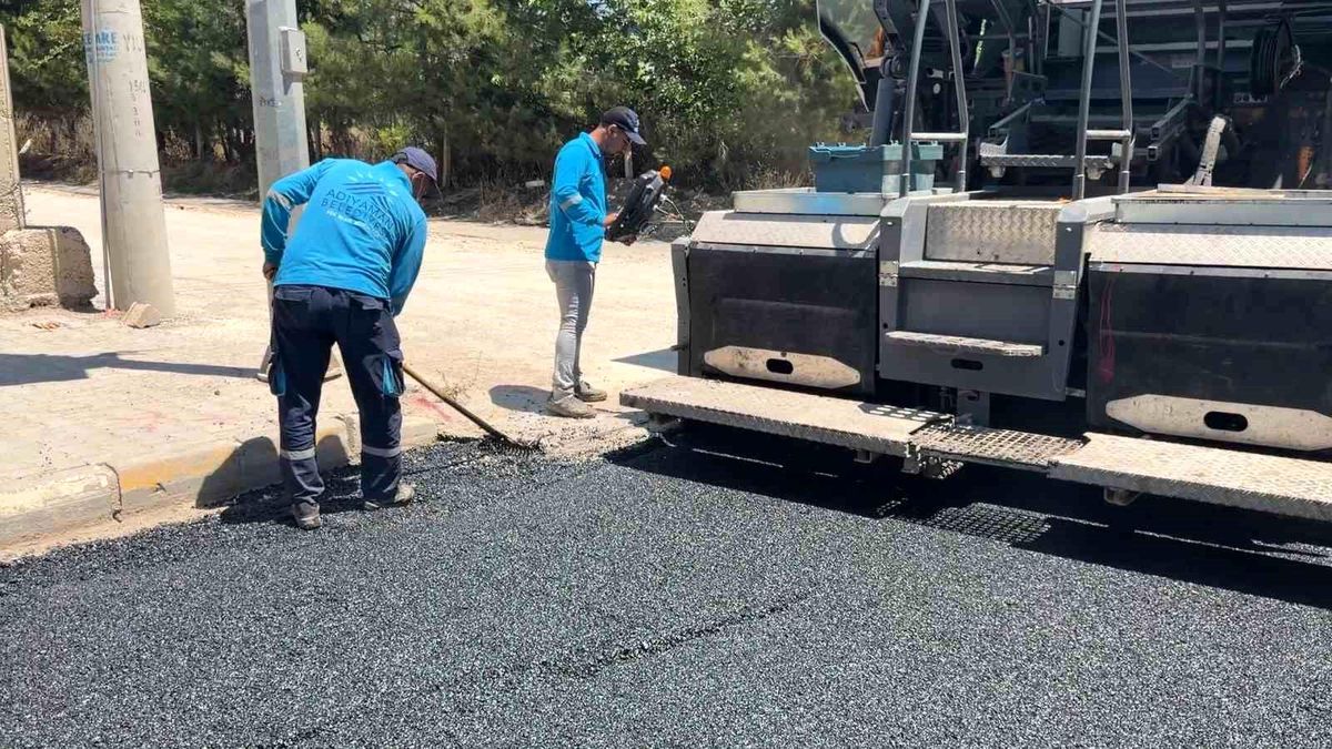 Adıyaman\'da 170 derecelik asfaltın seriminde işçilerin zorlu mesaisi