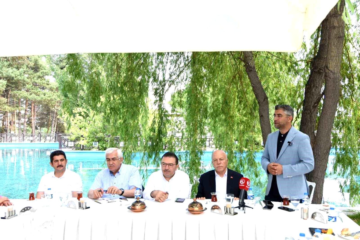 AK Parti Erzurum\'da yatırım ve projeler masaya yatırıldı