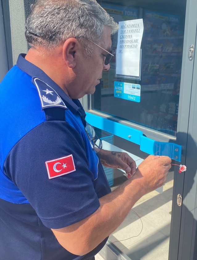 Antalya’da Tarihi Geçmiş Gıda Satışı Yapılan Market Kapatıldı
