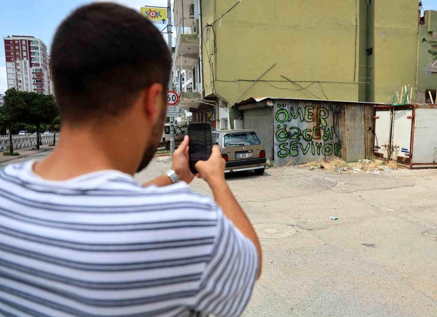 Adana’da ‘Ömer Özge’ yazıları tepkilere neden oldu