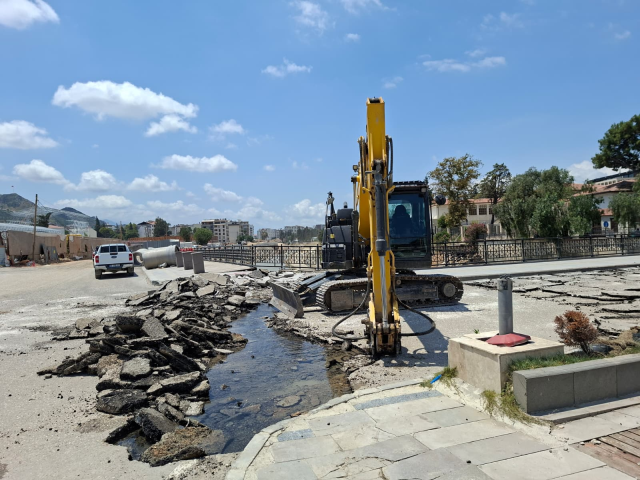 Ata Köprüsü'nde yıkım başladı, bazı yollar trafiğe kapatıldı
