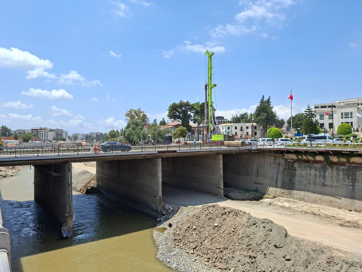 Ata Köprüsü\'nde yıkım başladı, bazı yollar trafiğe kapatıldı