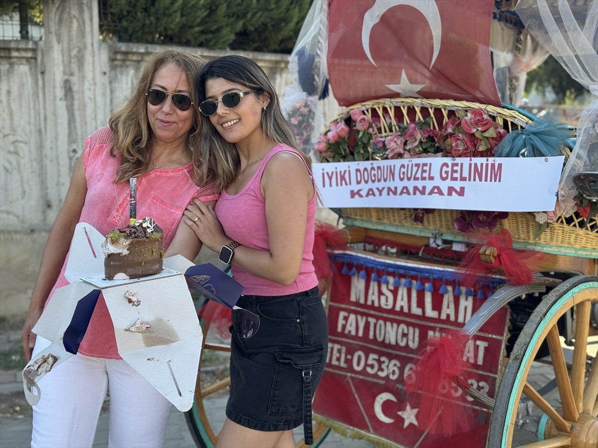 Kaynana ve Gelin Faytonla Şehir Turu Attı