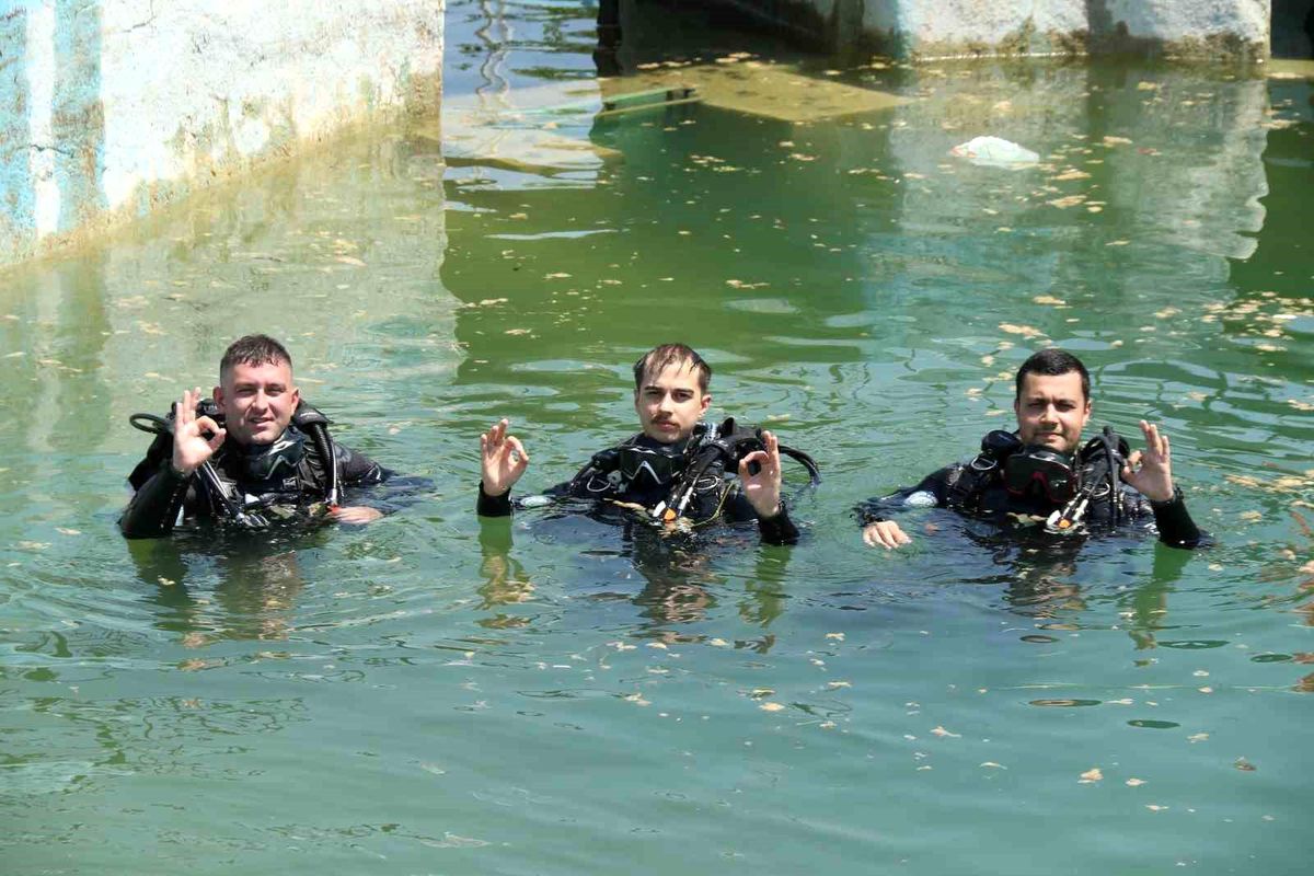 \'Balık Adamlar\' Sakaryabaşı\'nda eğitimlerini sürdürüyor