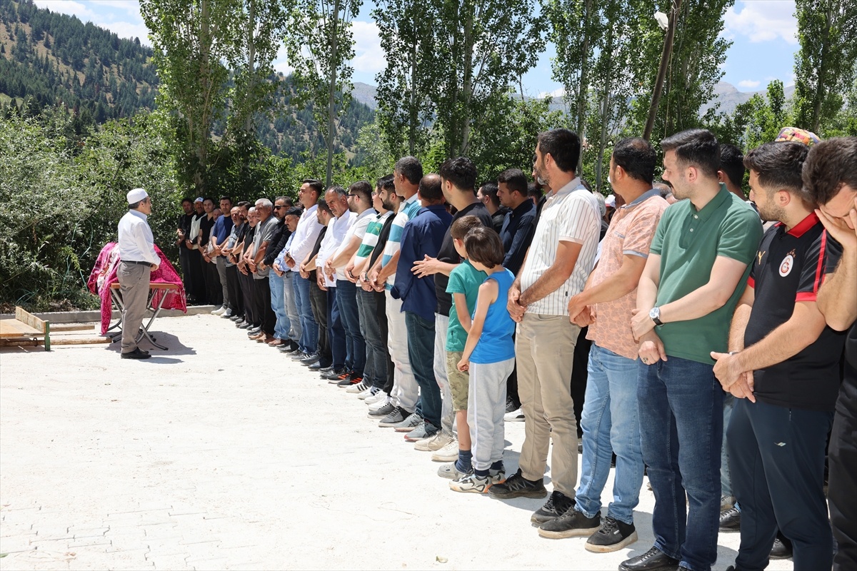 Bolu\'daki Otobüs Kazasında Hayatını Kaybeden Sürmeli Defnedildi