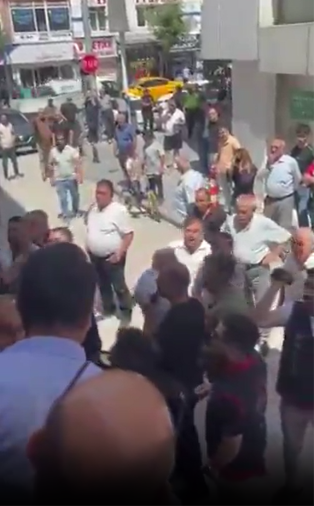 CHP Niğde İl Başkanlığı’nda yeni yönetim polis eşliğinde geldi, binaya sokulmadı