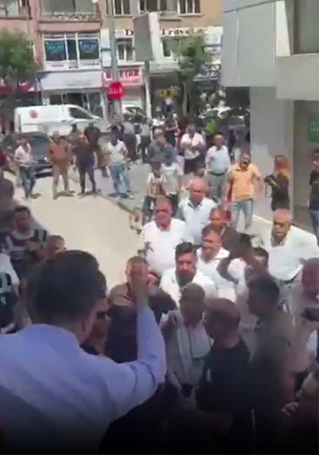CHP Niğde İl Başkanlığı’nda yeni yönetim polis eşliğinde geldi, binaya sokulmadı