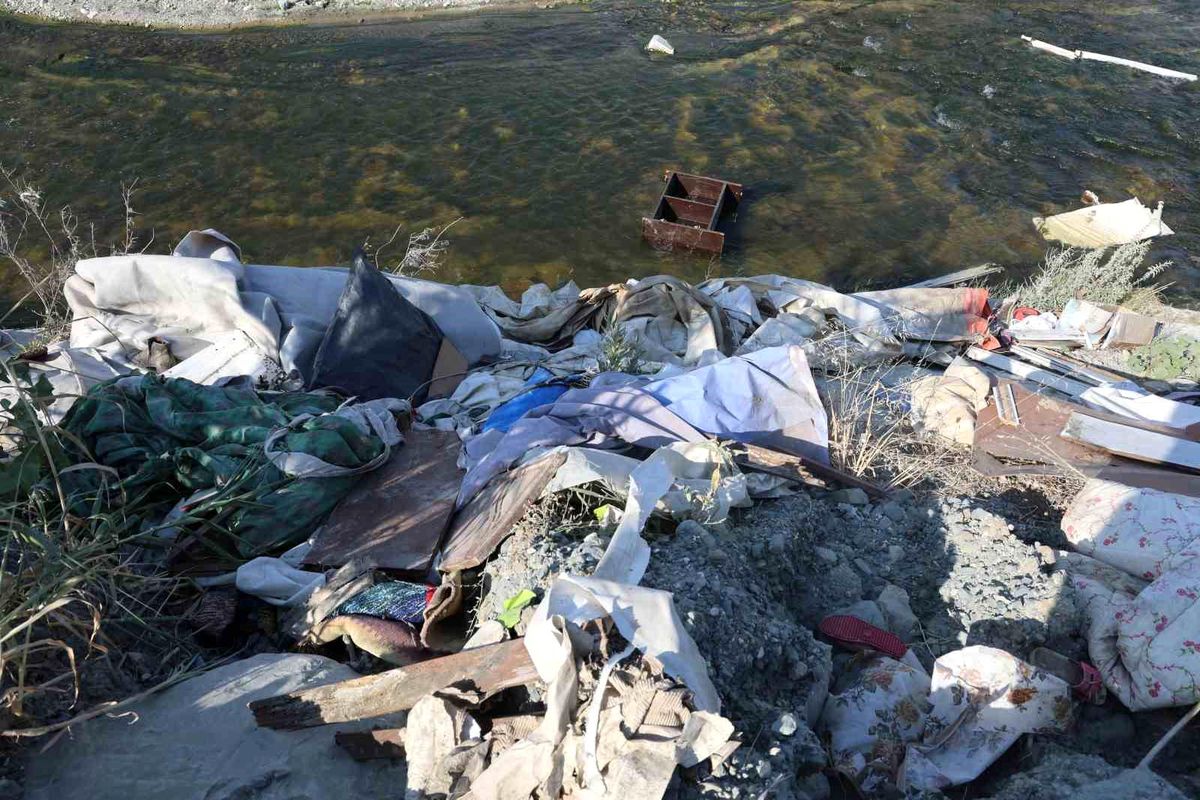 Hatay\'da Dereye Atık Dökme Görüntülendi
