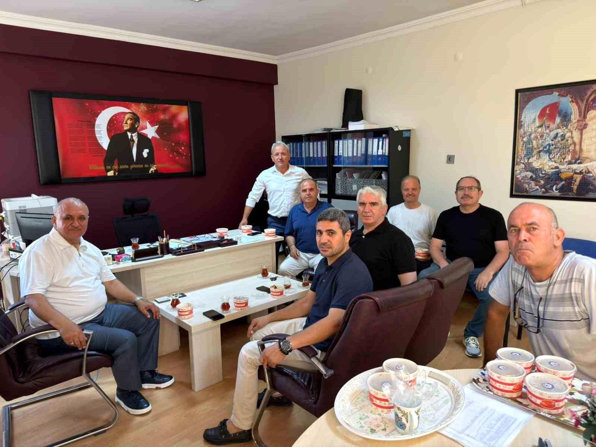 Eğitim Bir-Sen\'den Aşure İkramı