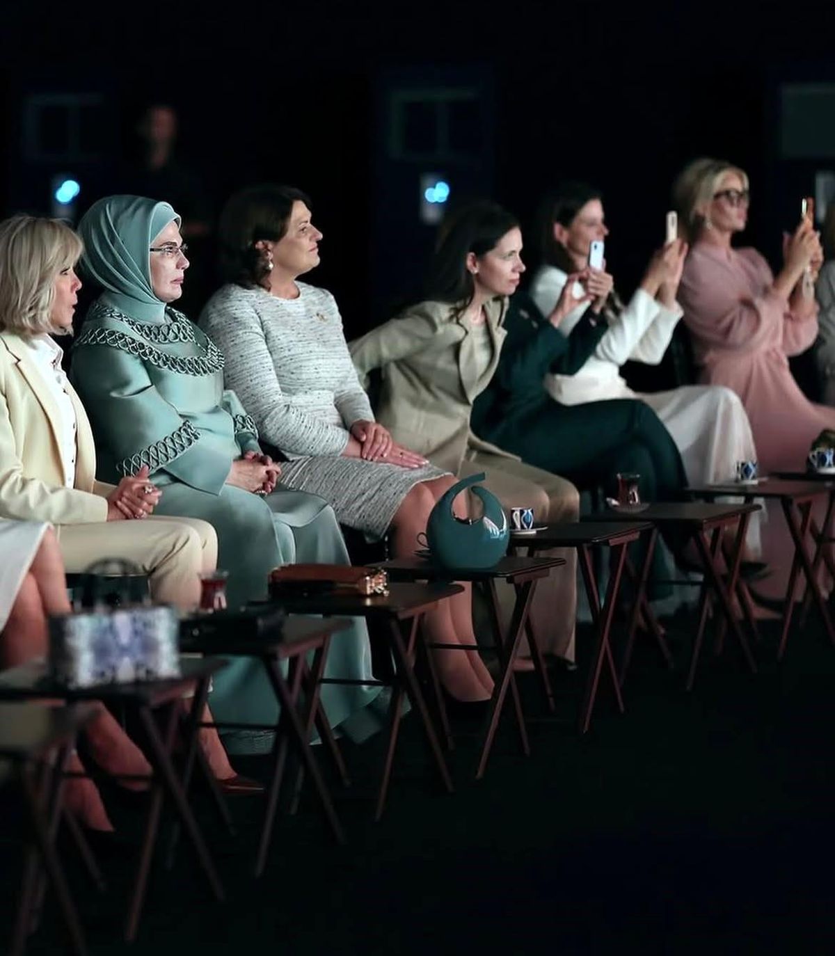 Emine Erdoğan\'ın NATO yemeğinde Ajda Pekkan sürprizi