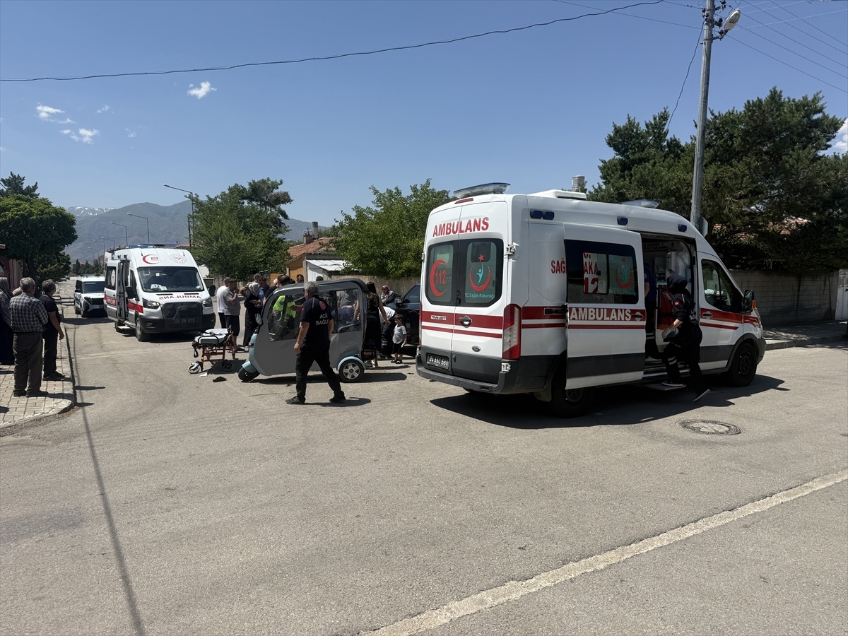 Erzincan\'da Trafik Kazası: 3 Yaralı