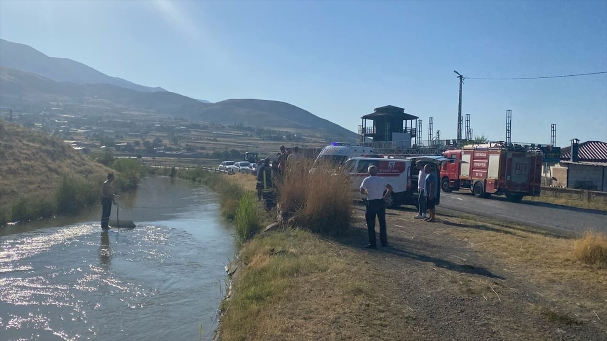 Erzincan\'da Sulama Kanalına Düşen Sürücü Kurtarıldı