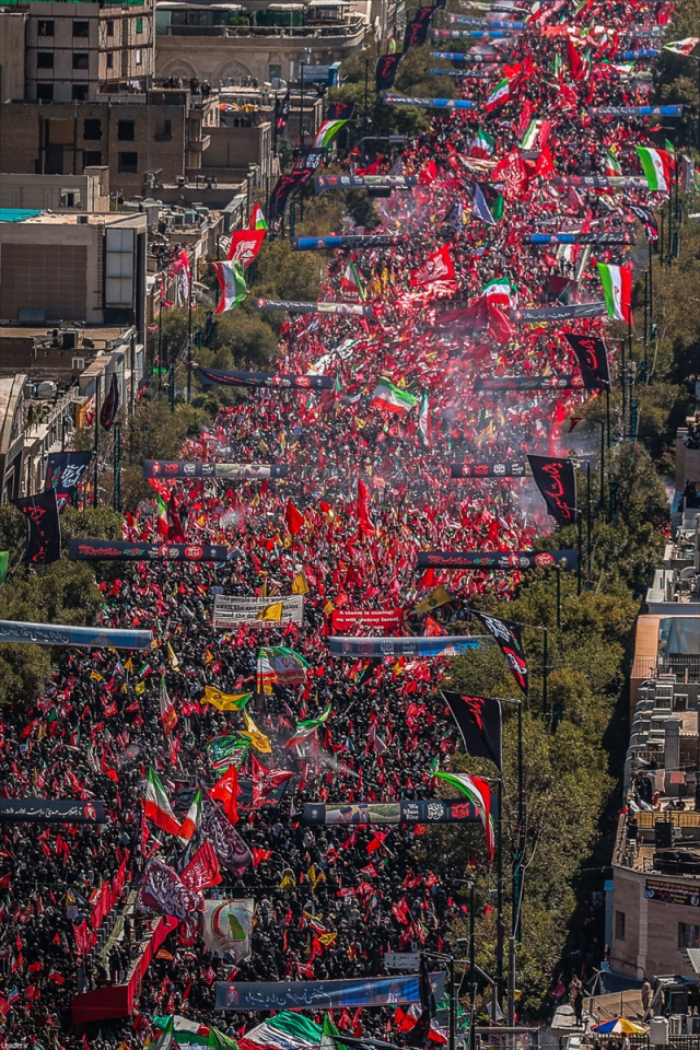 Eski İran lideri Ali Hamaney'in cenazesi doğduğu kent olan Meşhed'de defnedildi