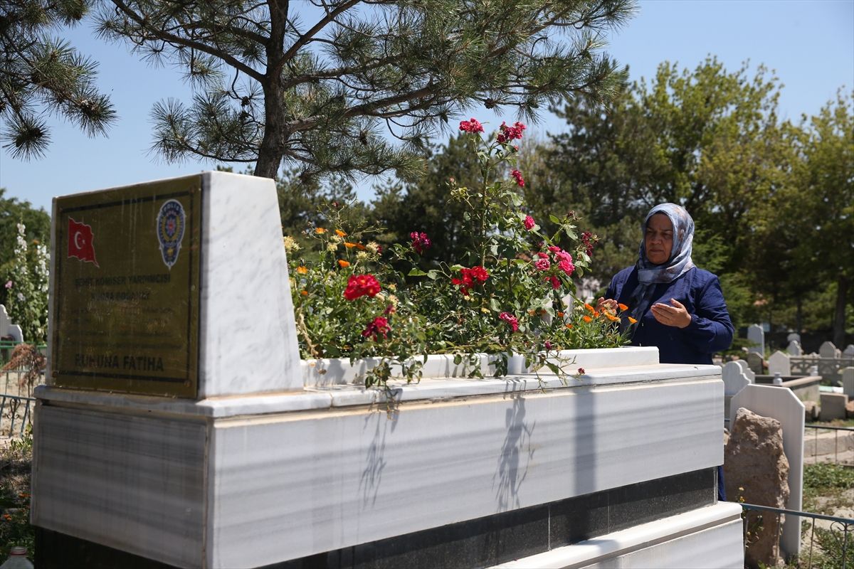 10 yıldır her cuma şehit kızının mezarında dua eden anne