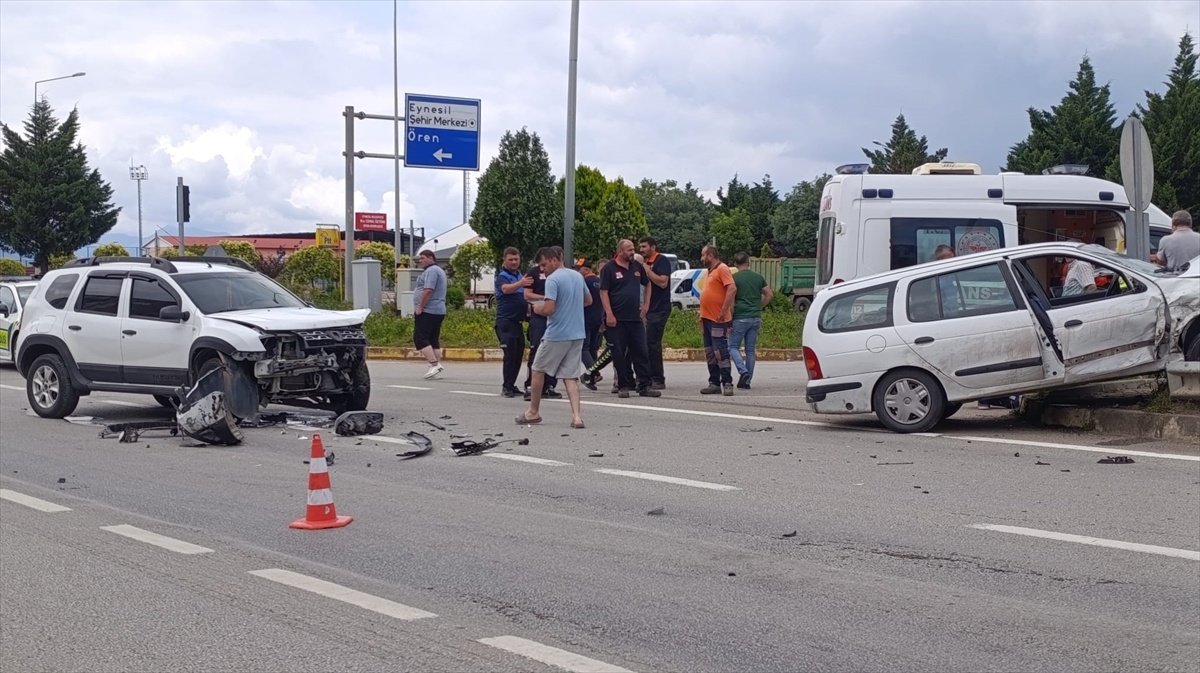 Eynesil\'de Trafik Kazası: 5 Yaralı