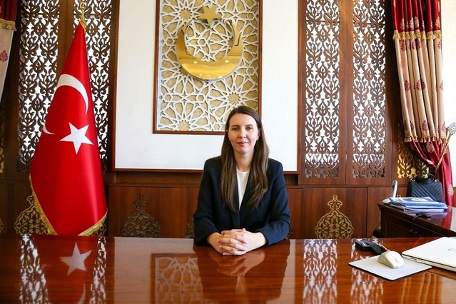 Gürpınar’ın ilk kadın kaymakamı göreve başladı