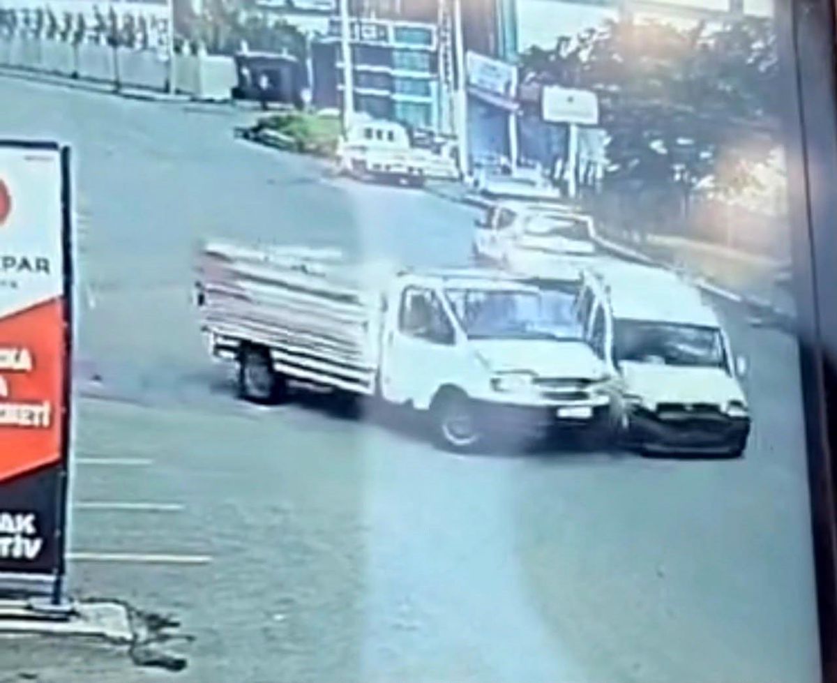 Iğdır\'da Park Halindeki Kamyonet Trafik Kazası Geçirdi
