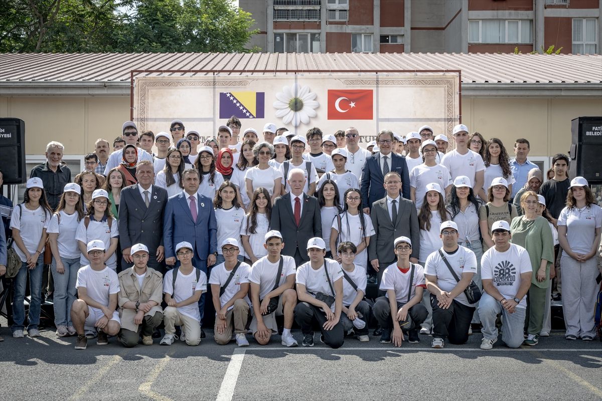 200 liseli Srebrenitsa için Bosna\'ya uğurlandı